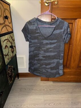 Lucky Brand Women's Gray Camouflage V-Neck Tee